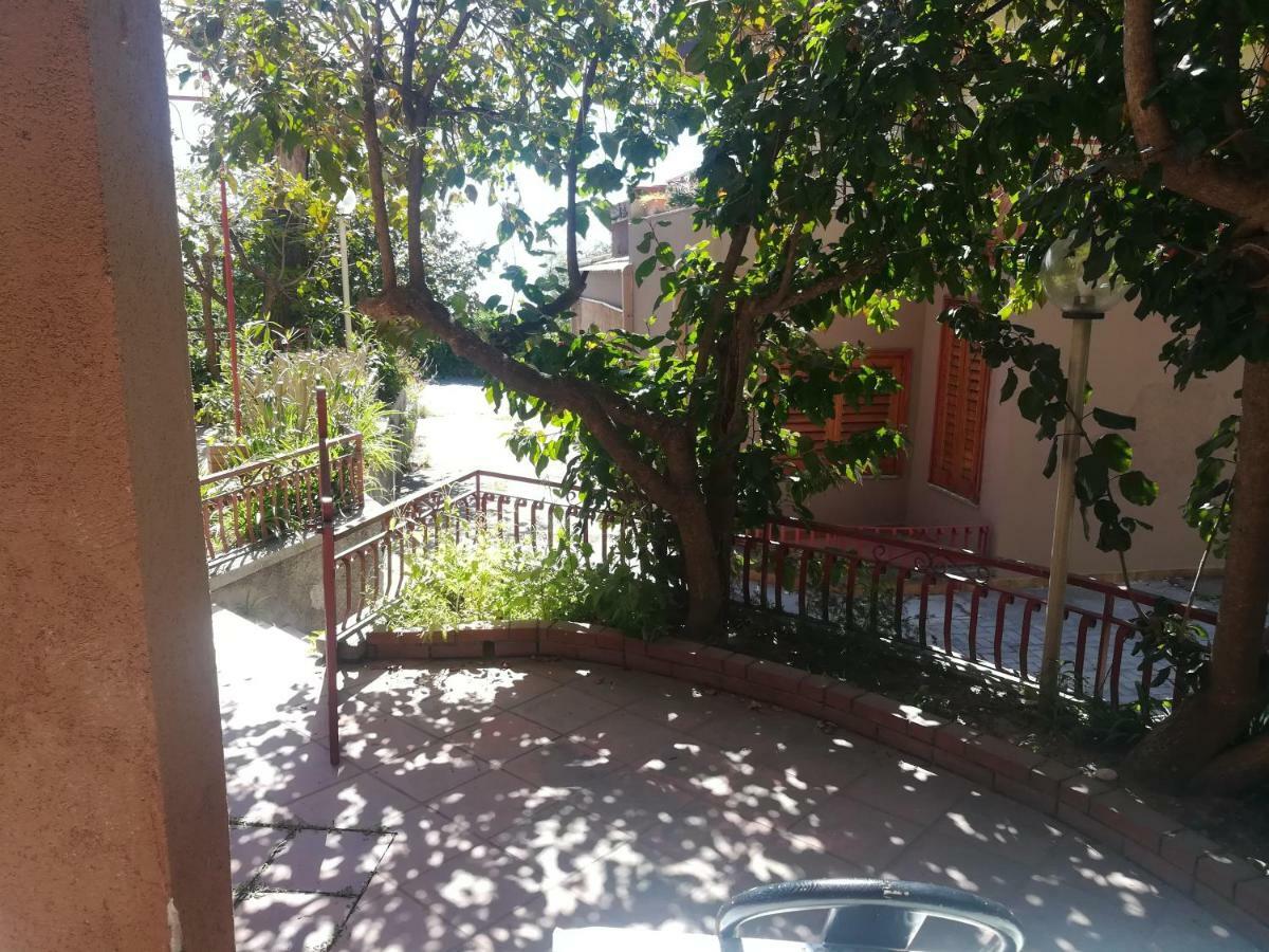 Elegance Apartment Taormina Letojanni Bagian luar foto